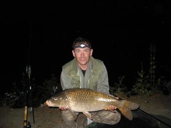 sa c michel avec sa carpe en peche de nuit