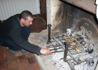 Bilto qui prépare à manger dans le gite bien au chaud