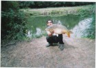 Voici mon partenaire de pêche avec un joli poisson pris sur le meme poste