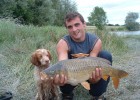 alain et mon chien théo qui a l air tres interressé par la carpe lui aussi