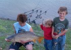 mes enfants avec une carpe de 6kg300.....