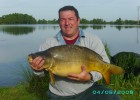 Premier poisson de mon papa ,une miroir de 11,200 Kg . Un debut tres prometeur !