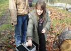 une petite fille donne de sa tirelire pour le téléthon son papa est fier