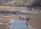 lac très bas, vue des vestiges,du pont et de la route immergés habituellement.