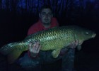 premiere carpe de l'année 2009 pour romain qui rattaque la peche avec nous