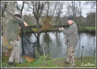 Une canne du maïs une belle rivière et une belle carpe